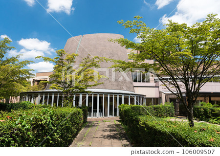 設計獨特的東京外國語大學大樓 Co-op 夏日藍天 東京都府中市 106009507