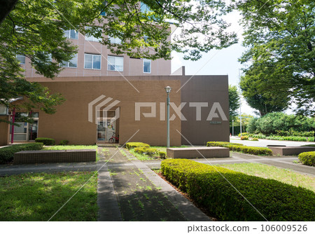 東京外國語大學辦公室/主行政大樓西北入口附近 陽光明媚的夏季天氣 東京府中市 東京外國語大學辦公室/主行政大樓西北入口附近 陽光明媚的夏季天氣 東京府中市 106009526