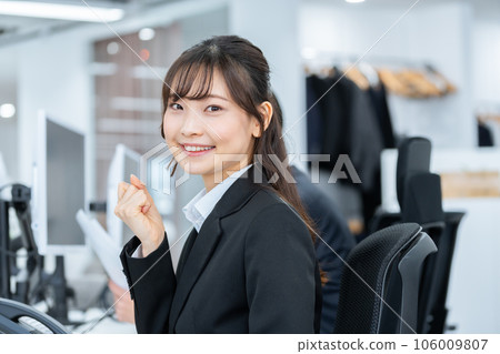 A new business woman doing a guts pose 106009807
