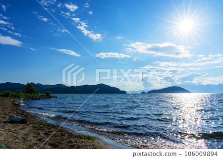 仲夏陽光和背光下的琵琶湖 仲夏陽光和背光下的琵琶湖 106009894