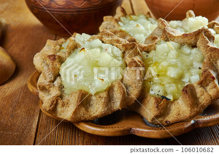 Karelian pasty with apples 106010682