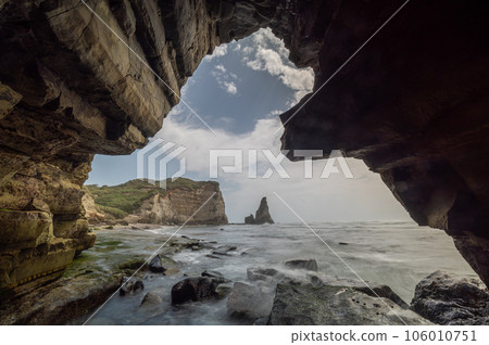 Onjuku Town, Chiba Prefecture, Onajuku Beach with rough waves 106010751