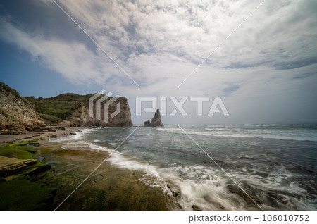 Onjuku Town, Chiba Prefecture, Onajuku Beach with rough waves 106010752