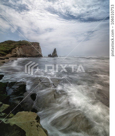 Onjuku Town, Chiba Prefecture, Onajuku Beach with rough waves 106010753