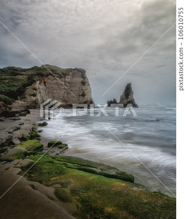 Onjuku Town, Chiba Prefecture, Onajuku Beach with rough waves Onjuku Town, Chiba Prefecture, Onajuku Beach with rough waves 106010755