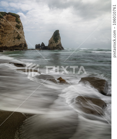 Onjuku Town, Chiba Prefecture, Onajuku Beach with rough waves 106010761