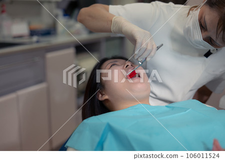 一位女士來牙醫處接受牙科治療 一位女士來牙醫處接受牙科治療 106011524
