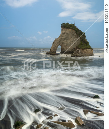 Summer Meotoiwa, Isumi City, Chiba Prefecture 106011840