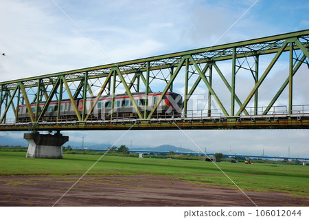 火車穿越鐵橋 106012044