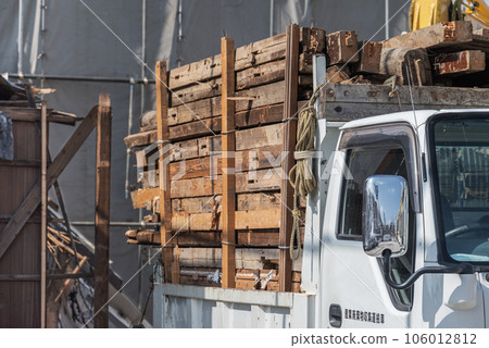 收集木材拆除過程中產生的廢木材的卡車 106012812