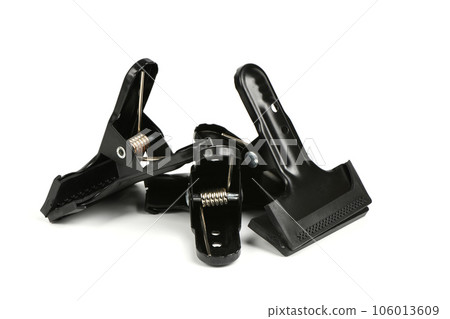 Black paper clip isolated on white backgroud Black paper clip isolated on white backgroud 106013609