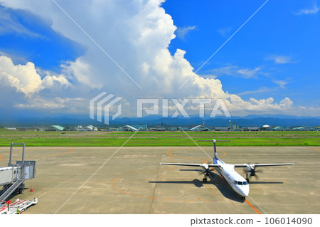 [Ishikawa Prefecture] Komatsu Airport and Komatsu Air Base in sunny weather 106014090