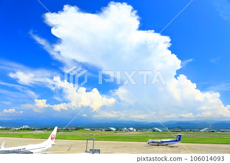 [Ishikawa Prefecture] Komatsu Airport and Komatsu Air Base in sunny weather 106014093