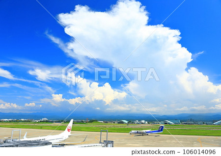 [Ishikawa Prefecture] Komatsu Airport and Komatsu Air Base in sunny weather 106014096