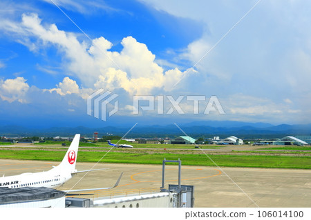 [Ishikawa Prefecture] Komatsu Airport and Komatsu Air Base in sunny weather 106014100