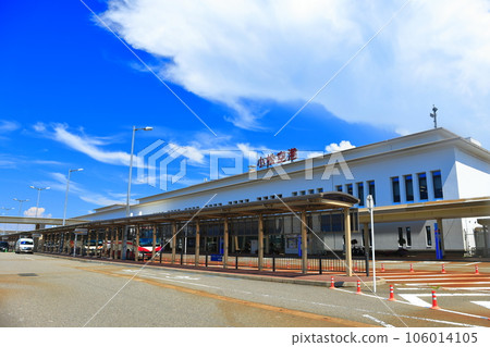 [Ishikawa Prefecture] Komatsu Airport Terminal Building in sunny weather 106014105