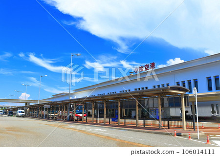 [Ishikawa Prefecture] Komatsu Airport Terminal Building in sunny weather 106014111
