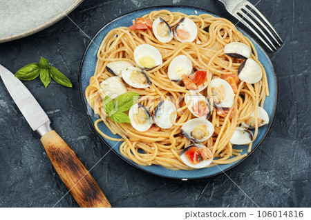 Italian spaghetti pasta with clams. 106014816