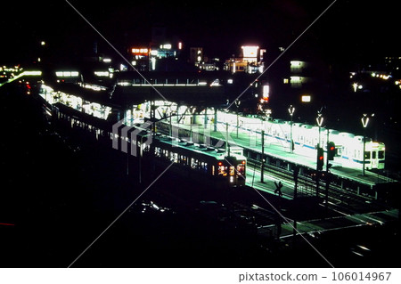 Night view of Odakyu Sagami-Ono Station in January 1982, Line 1 will be the 4000 series 5 cars after the express division, and each stop of the Enoshima Line 106014967