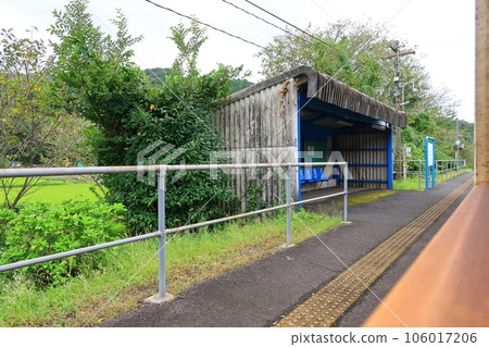 Scenery of the JR Kyushu Amakusa Misumi Line in a cloudy sky (2022) 106017206