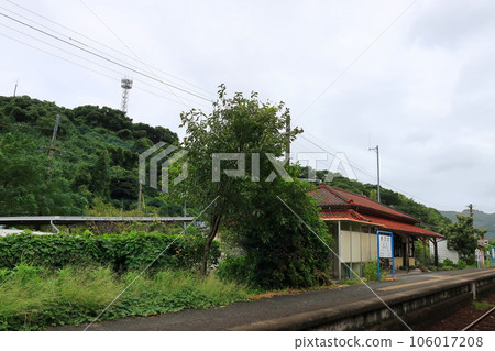 Scenery of the JR Kyushu Amakusa Misumi Line in a cloudy sky (2022) 106017208