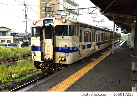 Scenery of the JR Kyushu Amakusa Misumi Line in a cloudy sky (2022) 106017222