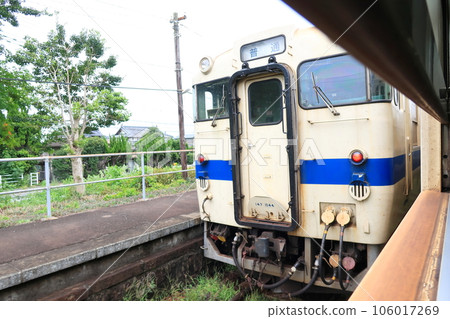 Scenery of the JR Kyushu Amakusa Misumi Line in a cloudy sky (2022) 106017269