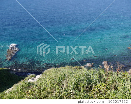 The sea of Shakotan with beautiful blue gradation (Shakotan Town, Hokkaido) 106017322