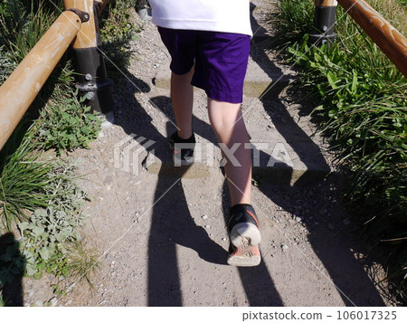 孩子們抬起腳，精力充沛地行走 106017325