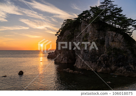 《Niigata Prefecture》Dusk of Sasagawa flow/Japan Sea coastline 《Niigata Prefecture》Dusk of Sasagawa flow/Japan Sea coastline 106018075