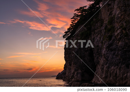 《Niigata Prefecture》Dusk of Sasagawa flow/Japan Sea coastline 106018090
