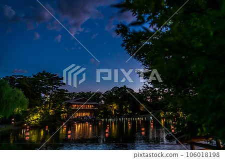 夏夜的德川園,流泉湖上漂浮的燈籠<愛知縣名古屋市> 夏夜的德川園,流泉湖上漂浮的燈籠<愛知縣名古屋市> 106018198