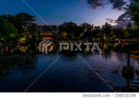 夏夜的德川園,流泉湖上漂浮的燈籠<愛知縣名古屋市> 夏夜的德川園,流泉湖上漂浮的燈籠<愛知縣名古屋市> 106018199