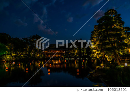 夏夜的德川園，流泉湖上漂浮的燈籠<愛知縣名古屋市> 106018201