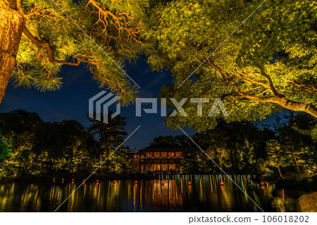 夏夜的德川園,流泉湖上漂浮的燈籠<愛知縣名古屋市> 夏夜的德川園,流泉湖上漂浮的燈籠<愛知縣名古屋市> 106018202