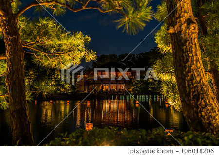 夏夜的德川園，流泉湖上漂浮的燈籠<愛知縣名古屋市> 106018206