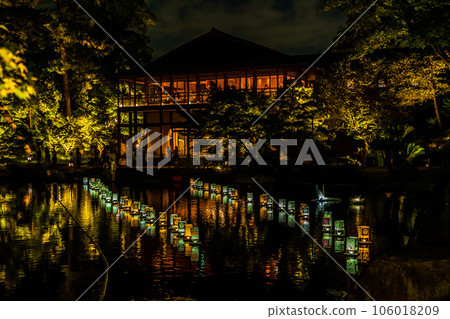 夏夜的德川園，流泉湖上漂浮的燈籠<愛知縣名古屋市> 106018209