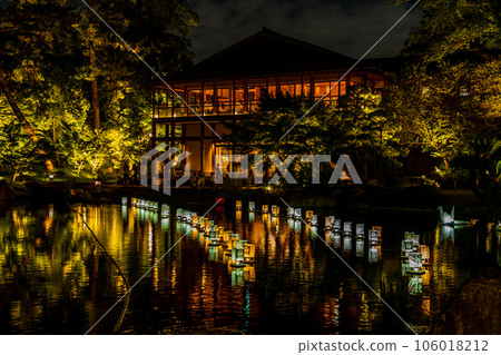 夏夜的德川園,流泉湖上漂浮的燈籠<愛知縣名古屋市> 夏夜的德川園,流泉湖上漂浮的燈籠<愛知縣名古屋市> 106018212