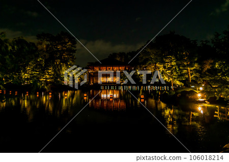 夏夜的德川園，流泉湖上漂浮的燈籠<愛知縣名古屋市> 106018214