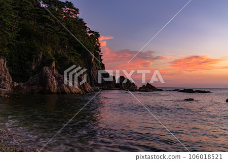 《Niigata Prefecture》Dusk of Sasagawa flow/Japan Sea coastline 106018521