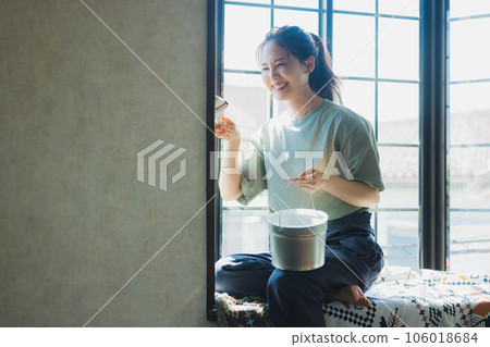 正在塗油漆的女人 106018684