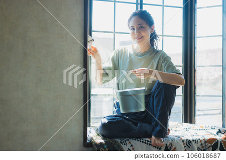 正在塗油漆的女人 106018687