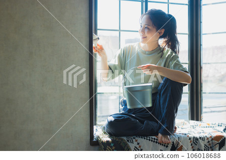 正在塗油漆的女人 106018688