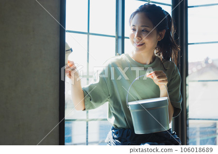 正在塗油漆的女人 106018689