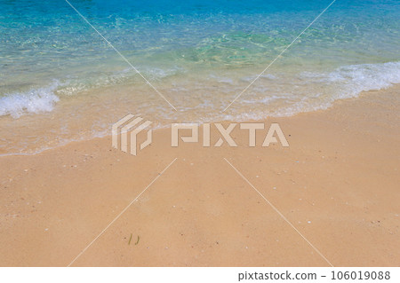 Soft wave of ocean on sandy beach 106019088