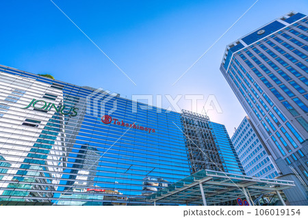 日本橫濱市景 酷暑持續...橫濱站和JR橫濱塔映在窗玻璃上=8月17日 106019154