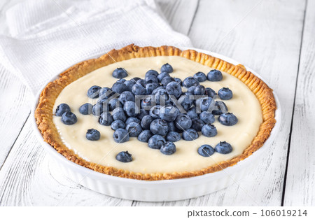 Pie with fresh blueberries 106019214