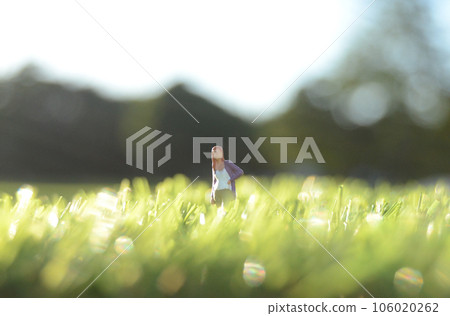 一個女人站在草地上的縮影 106020262