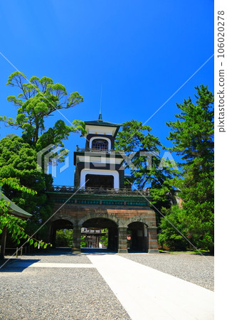 [Ishikawa Prefecture] Shinmon gate of Oyama Shrine in sunny weather 106020278