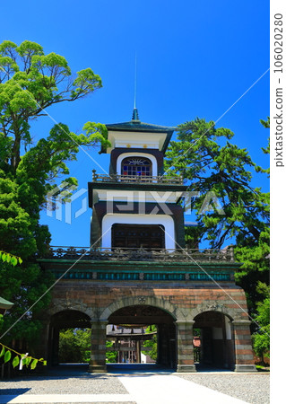 [Ishikawa Prefecture] Shinmon gate of Oyama Shrine in sunny weather 106020280